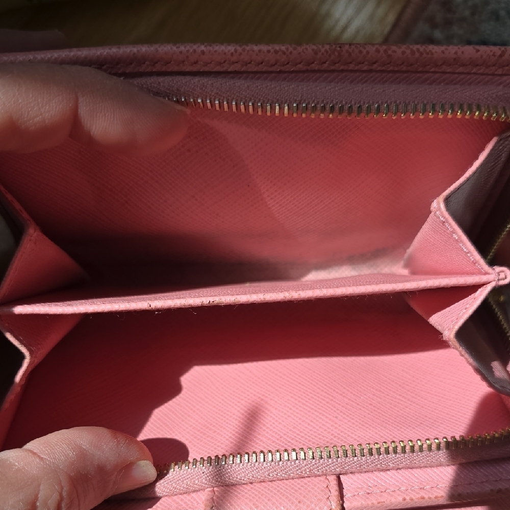 Prada Wallet w/ Dustbag and Box. - Picture 11 of 16